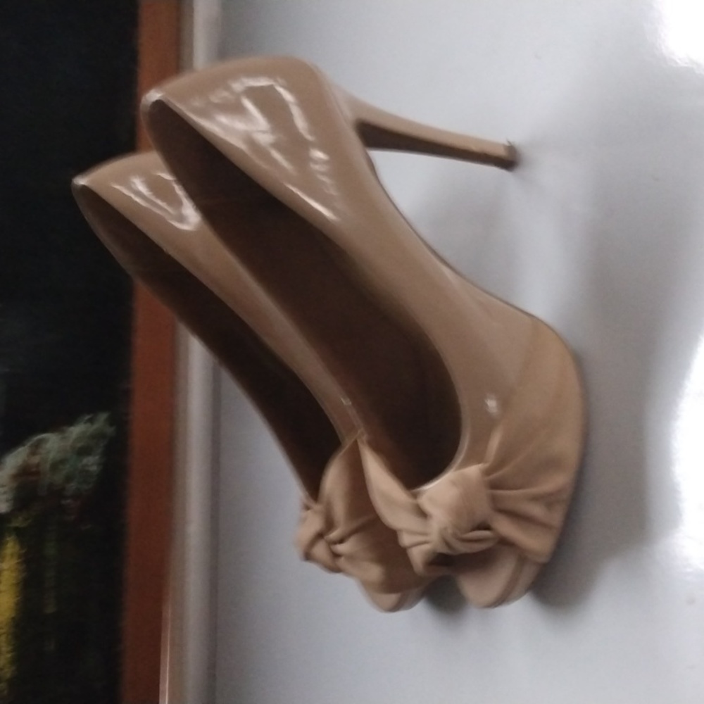 Women's size 7 beige colored heels
